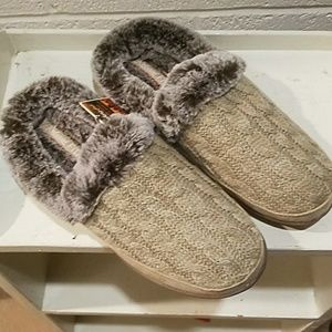 Brand New Skechers Beach Bonfire Slipper - Size 8